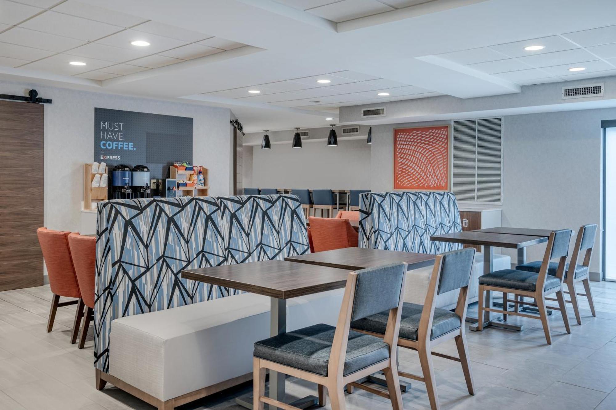 Holiday Inn Express & Suites Wadsworth By Ihg Екстериор снимка