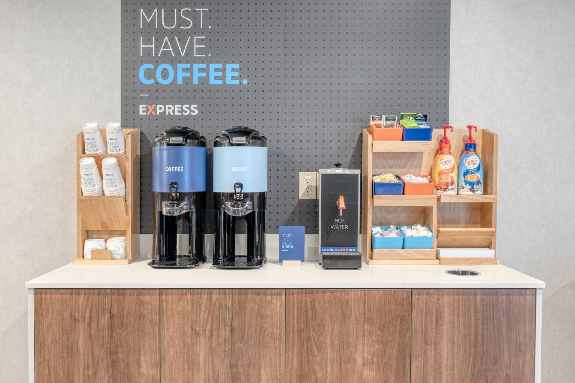 Holiday Inn Express & Suites Wadsworth By Ihg Екстериор снимка